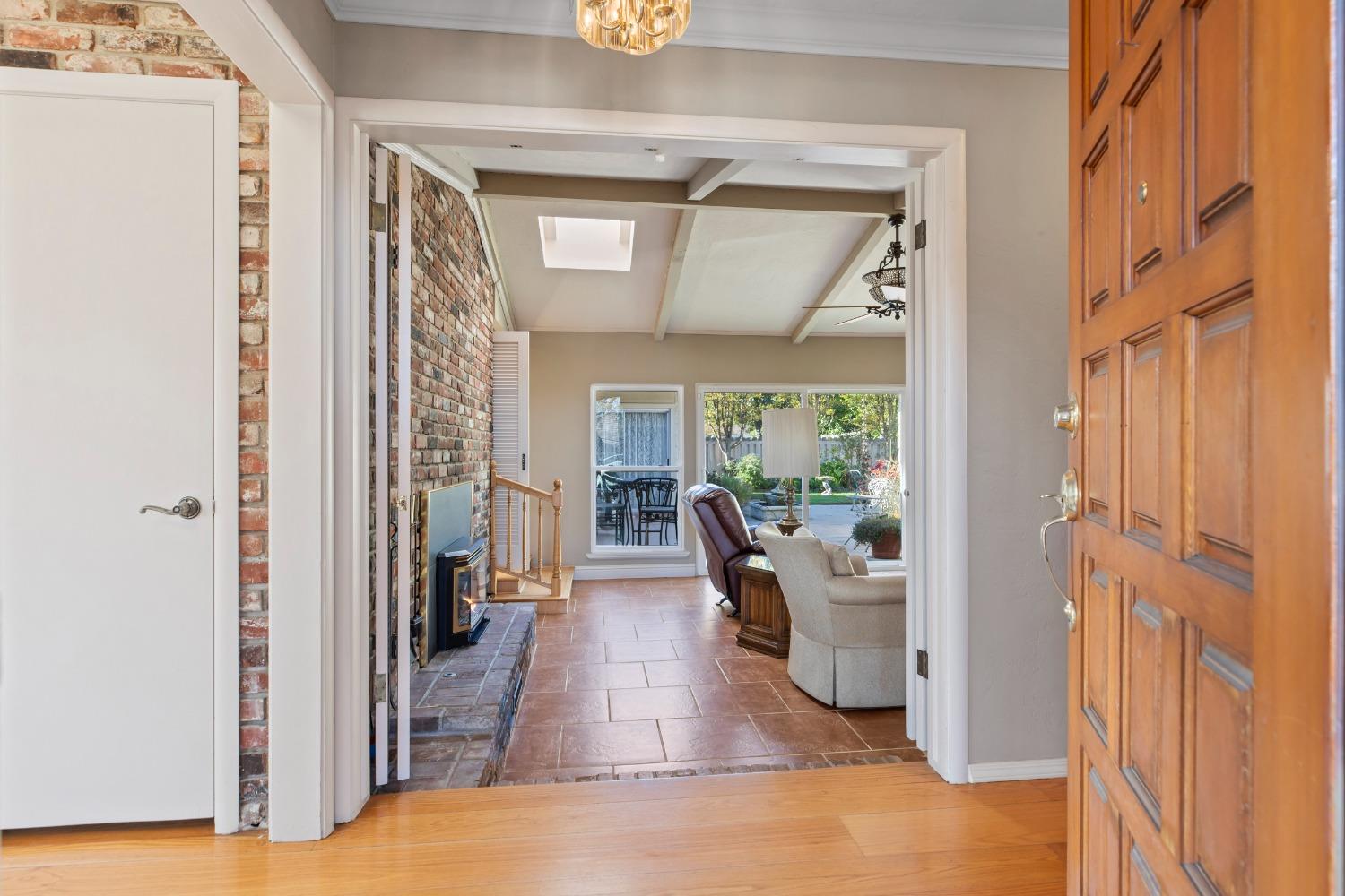 Detail Gallery Image 8 of 44 For 402 Northwood Dr, Modesto,  CA 95350 - 3 Beds | 2/1 Baths