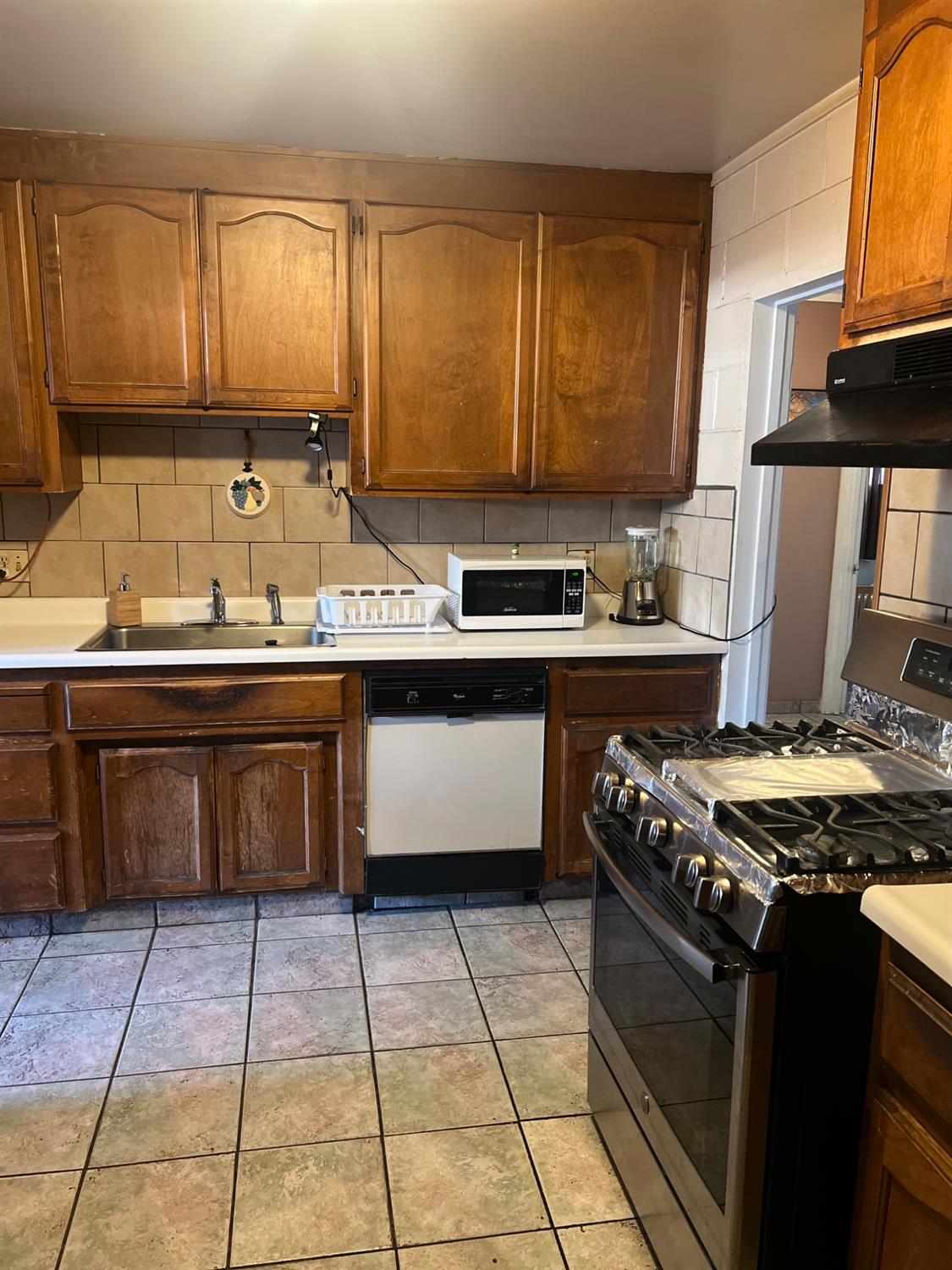 Detail Gallery Image 5 of 7 For 298 W Duane Ave, Sunnyvale,  CA 94085 - 3 Beds | 1 Baths
