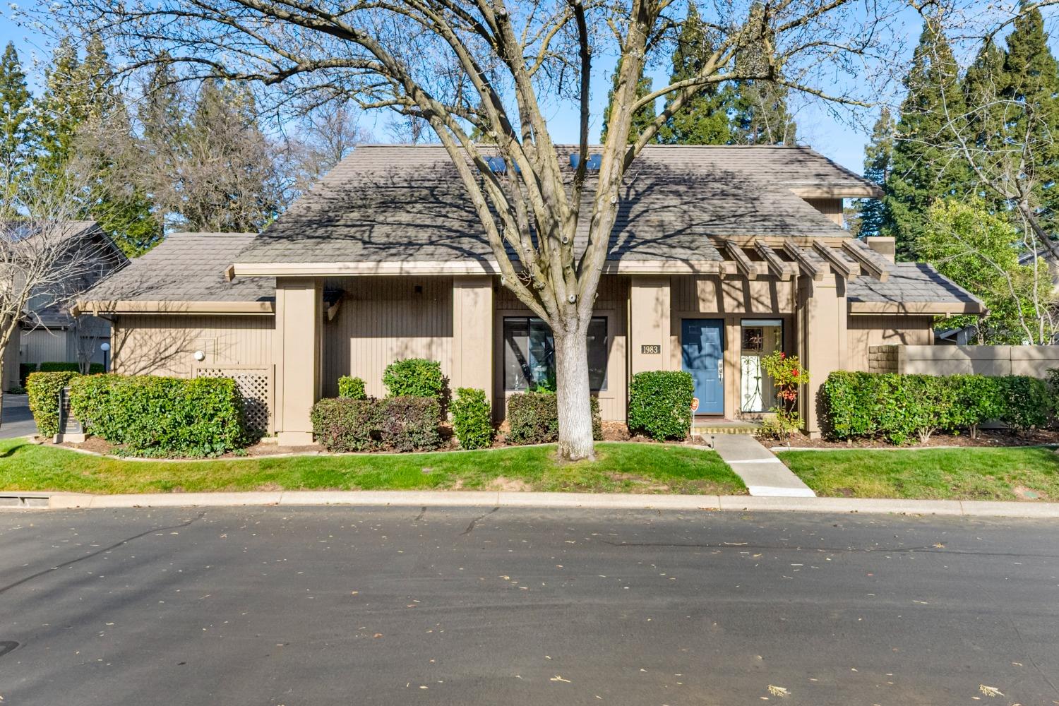 Detail Gallery Image 1 of 39 For 1983 Discovery Village Ln, Gold River,  CA 95670 - 4 Beds | 2/1 Baths