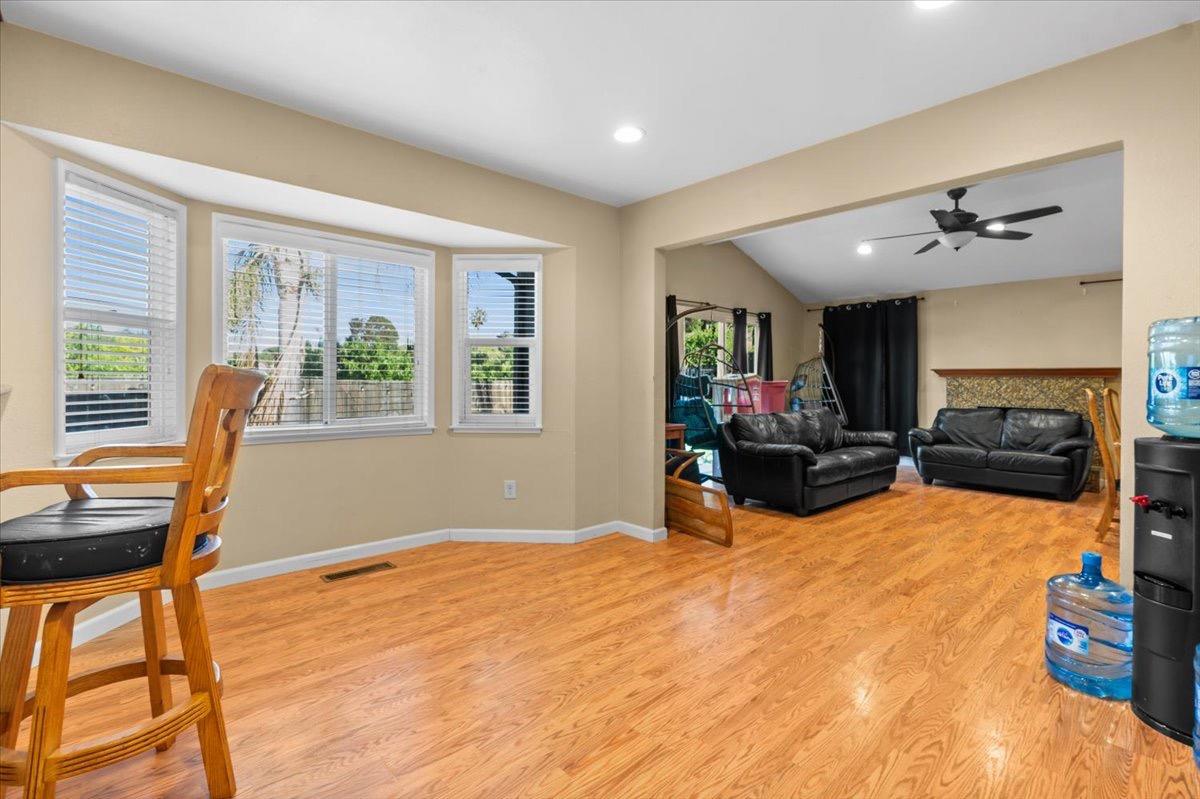 Detail Gallery Image 8 of 26 For 4307 Suzanne Dr, Pittsburg,  CA 94565 - 5 Beds | 3 Baths