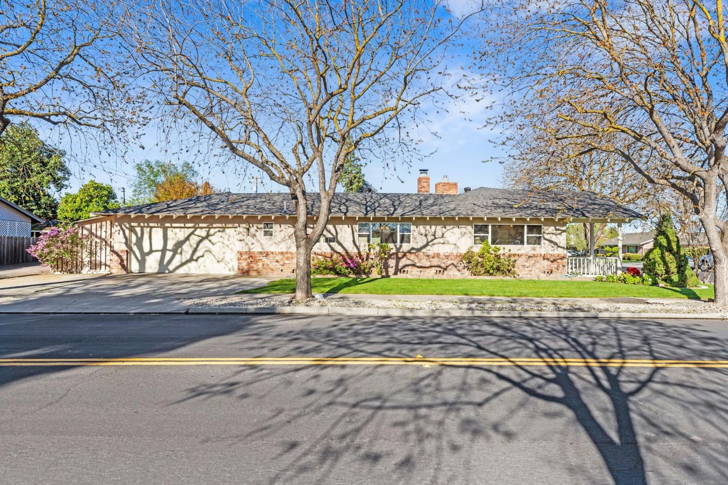 Detail Gallery Image 5 of 44 For 402 Northwood Dr, Modesto,  CA 95350 - 3 Beds | 2/1 Baths