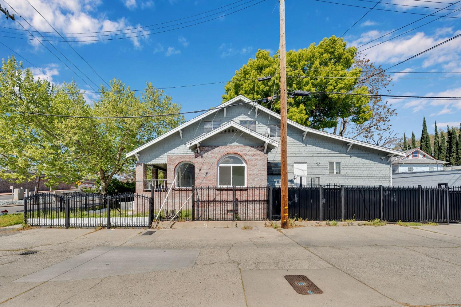 Detail Gallery Image 7 of 84 For 915 30th, Sacramento,  CA 95816 - 5 Beds | 2 Baths