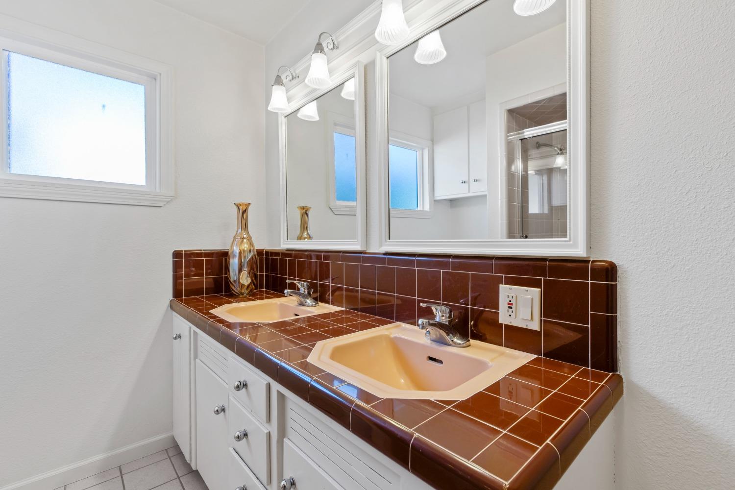 Detail Gallery Image 25 of 44 For 402 Northwood Dr, Modesto,  CA 95350 - 3 Beds | 2/1 Baths