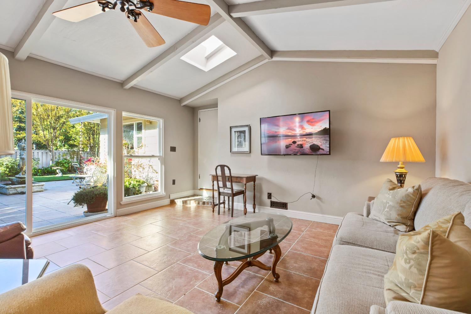 Detail Gallery Image 10 of 44 For 402 Northwood Dr, Modesto,  CA 95350 - 3 Beds | 2/1 Baths