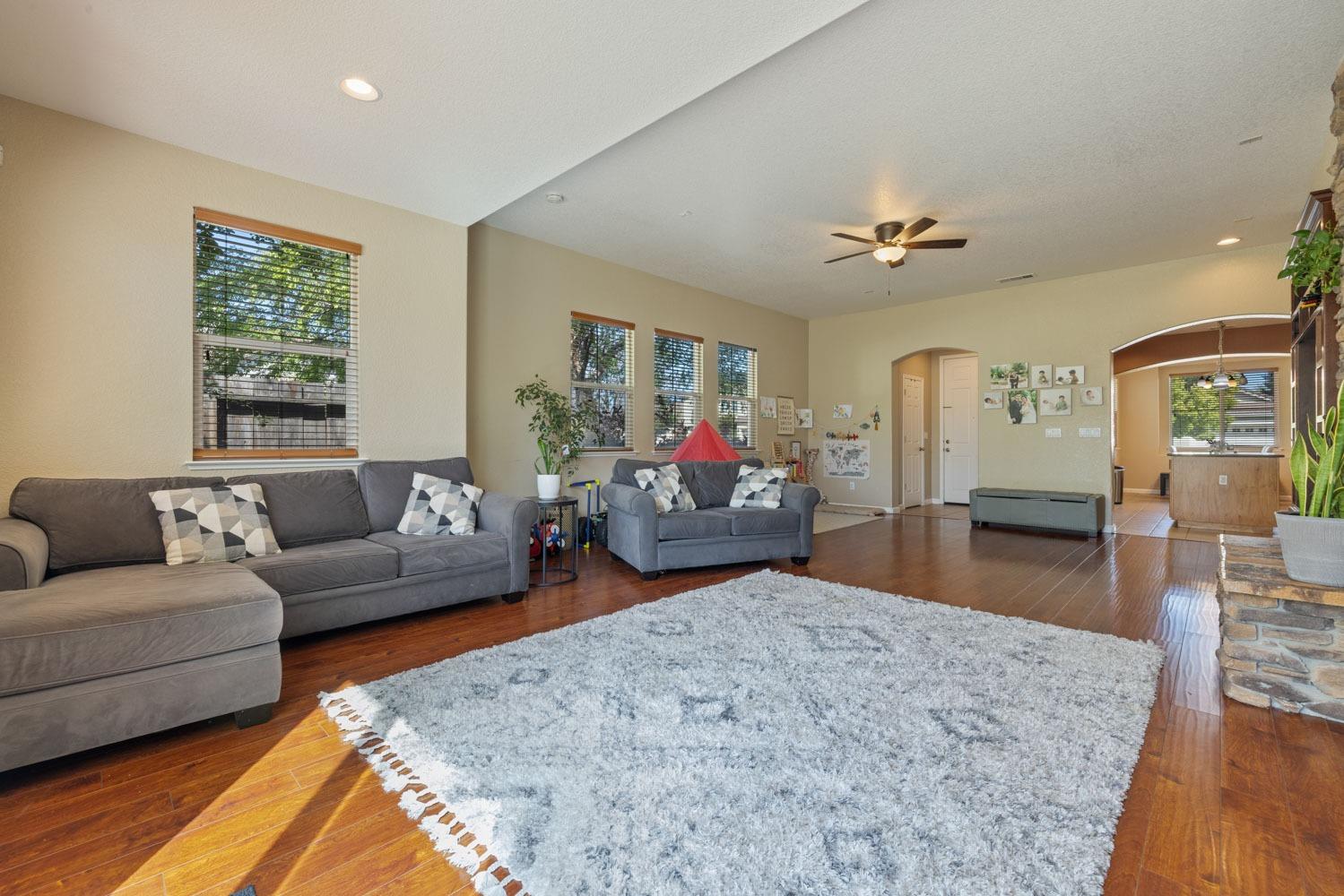 Detail Gallery Image 8 of 32 For 936 Heartland Dr, Manteca,  CA 95337 - 3 Beds | 2 Baths