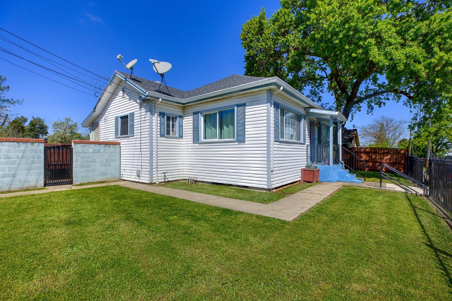 Detail Gallery Image 5 of 22 For 2515 Colfax St, Sacramento,  CA 95815 - 2 Beds | 1 Baths