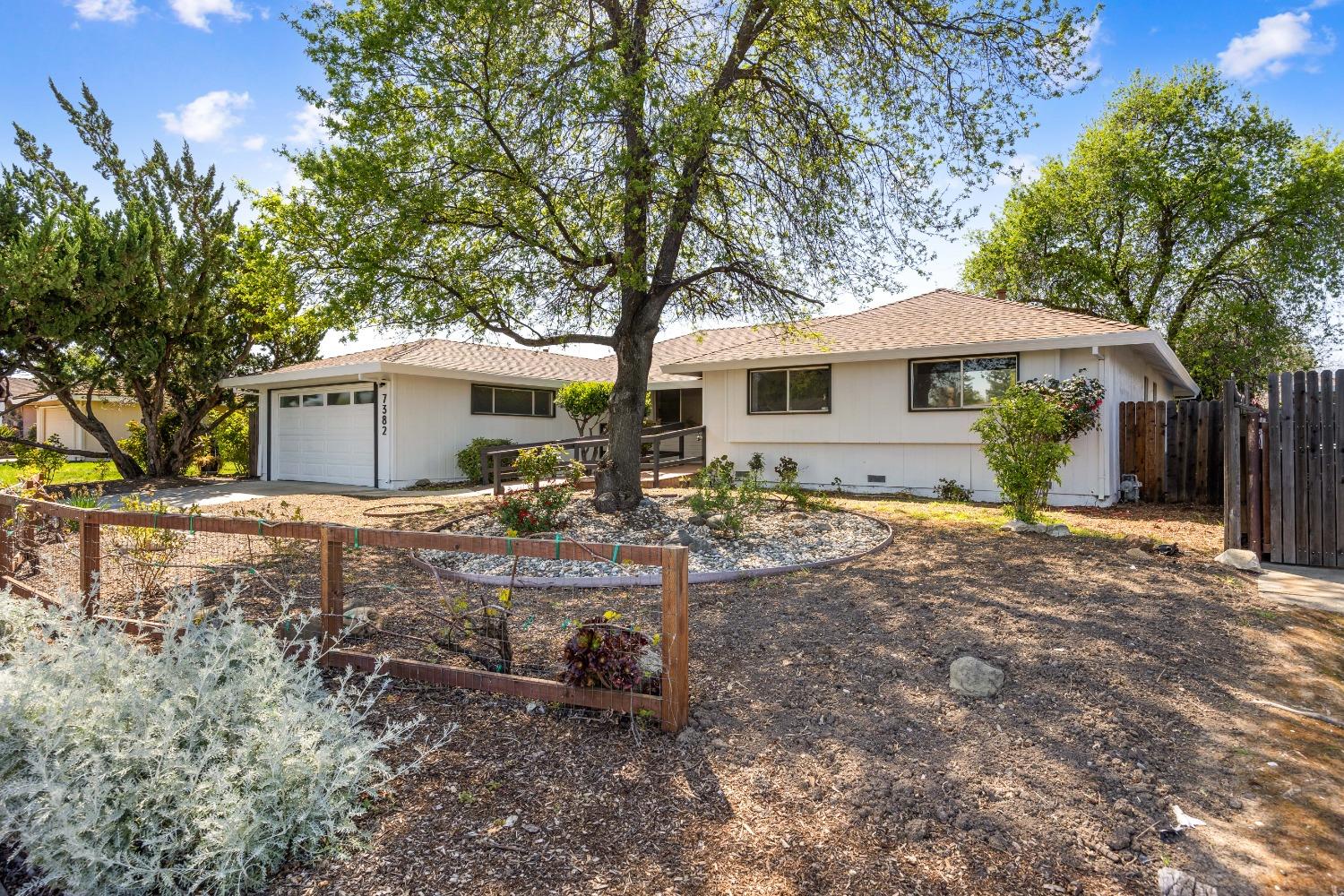 Detail Gallery Image 2 of 46 For 7382 Alma Vista Way, Sacramento,  CA 95831 - 4 Beds | 2/1 Baths
