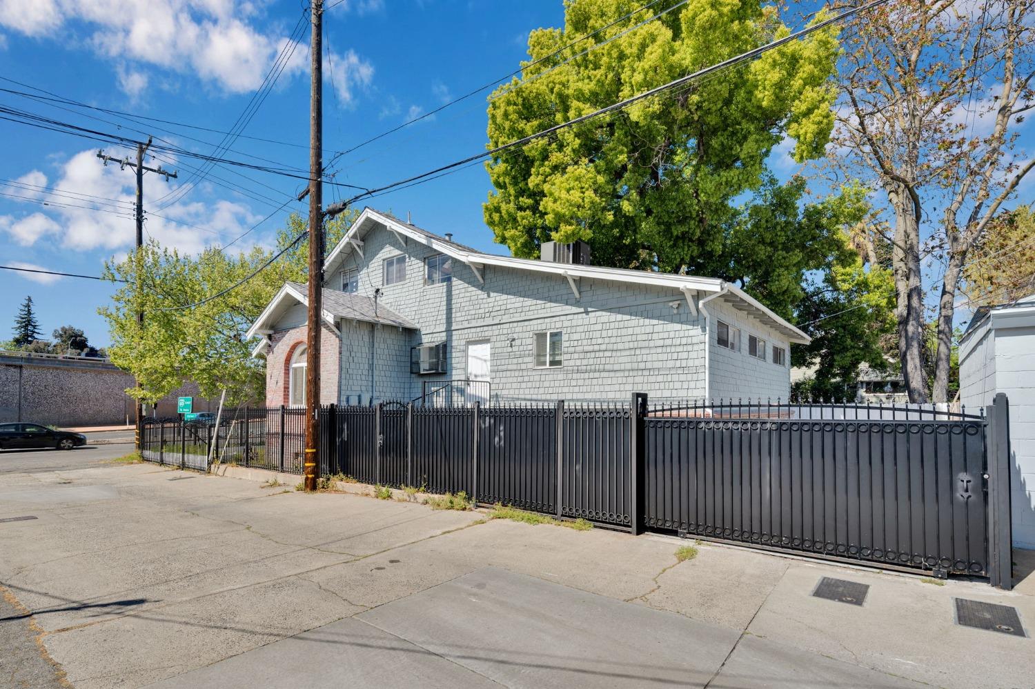 Detail Gallery Image 9 of 84 For 915 30th, Sacramento,  CA 95816 - 5 Beds | 2 Baths