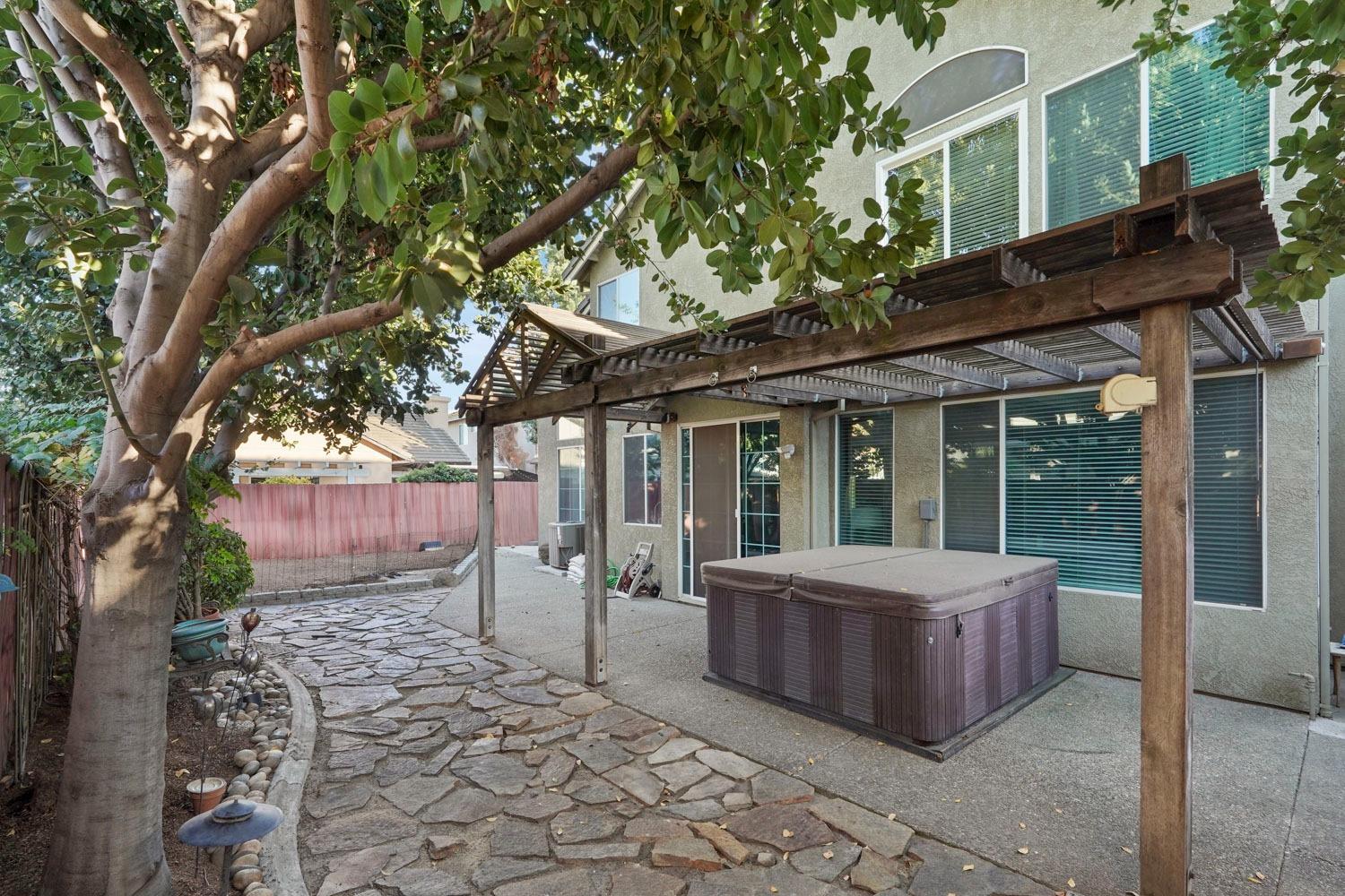 Detail Gallery Image 8 of 9 For 2747 Sequoia St, Lodi,  CA 95242 - 4 Beds | 3 Baths