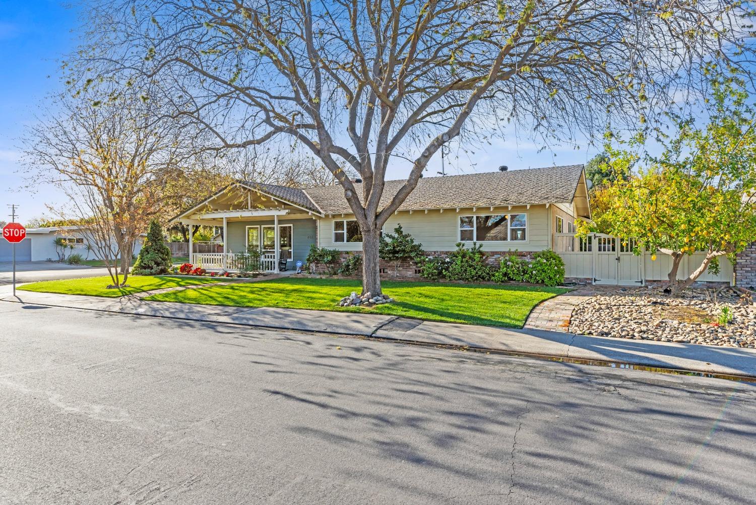 Detail Gallery Image 3 of 44 For 402 Northwood Dr, Modesto,  CA 95350 - 3 Beds | 2/1 Baths