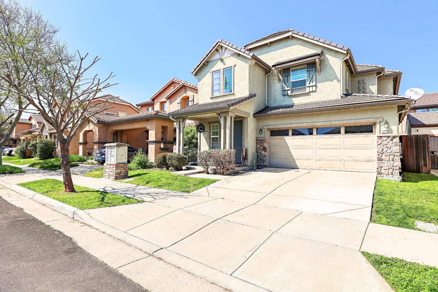Detail Gallery Image 1 of 28 For 17385 Stone Celler Way, Lathrop,  CA 95330 - 4 Beds | 3 Baths