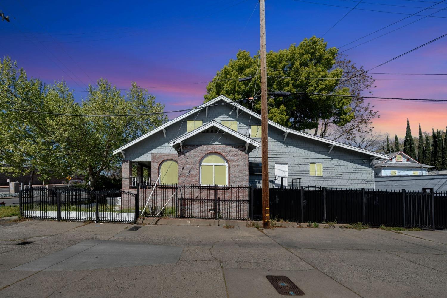 Detail Gallery Image 8 of 84 For 915 30th, Sacramento,  CA 95816 - 5 Beds | 2 Baths