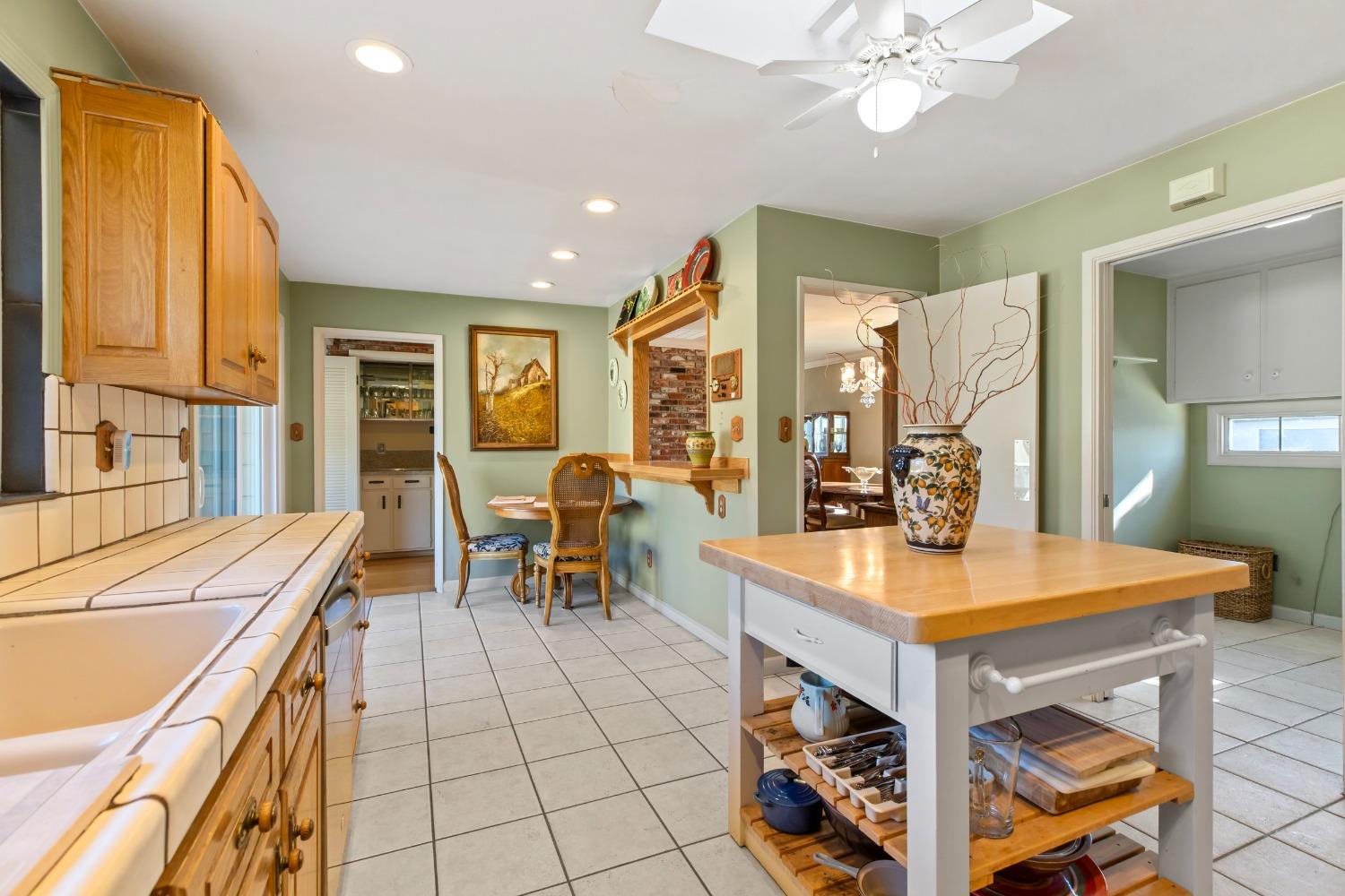 Detail Gallery Image 17 of 44 For 402 Northwood Dr, Modesto,  CA 95350 - 3 Beds | 2/1 Baths