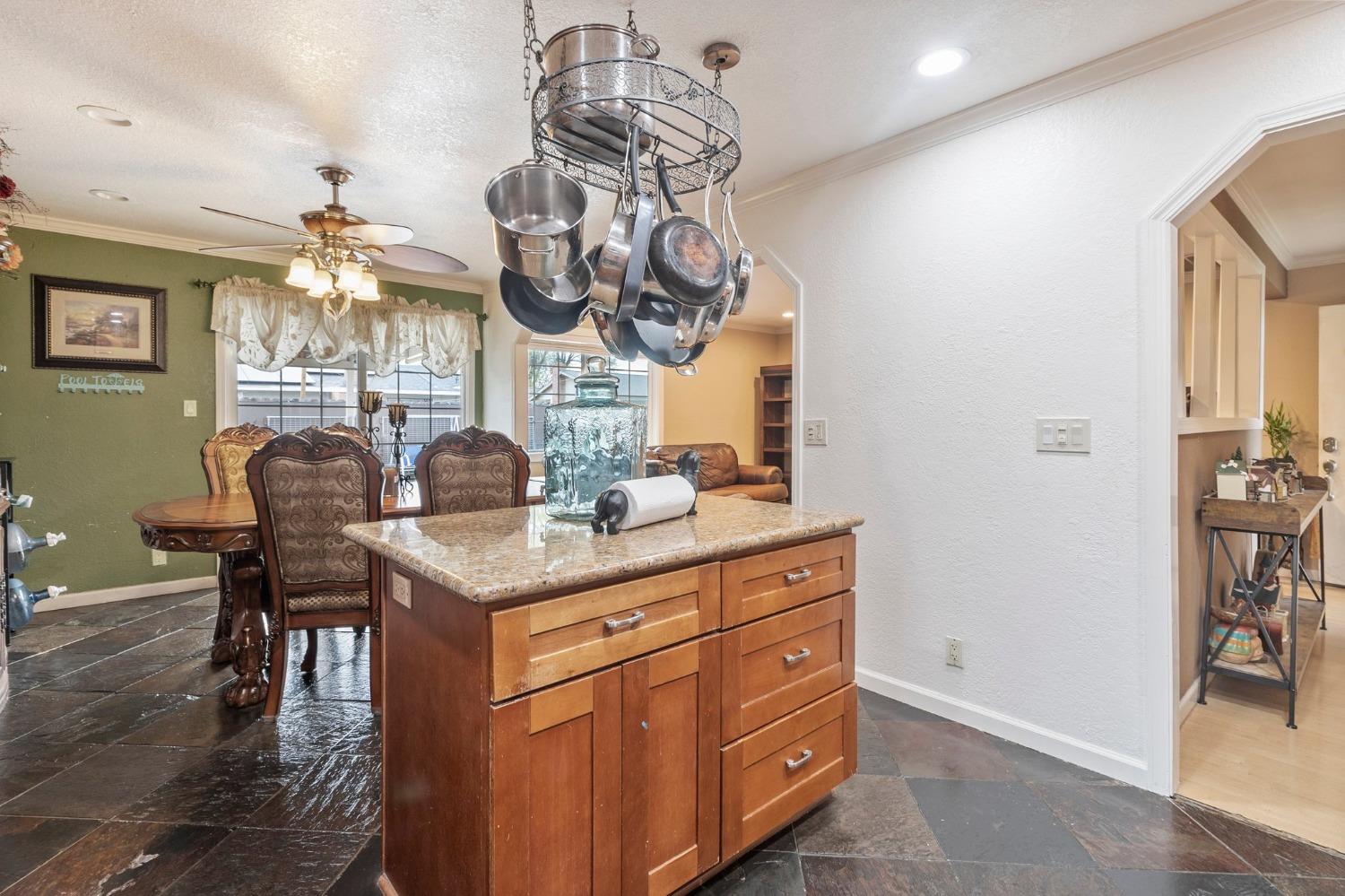 Detail Gallery Image 9 of 27 For 428 N Santa Monica St, Los Banos,  CA 93635 - 3 Beds | 2 Baths