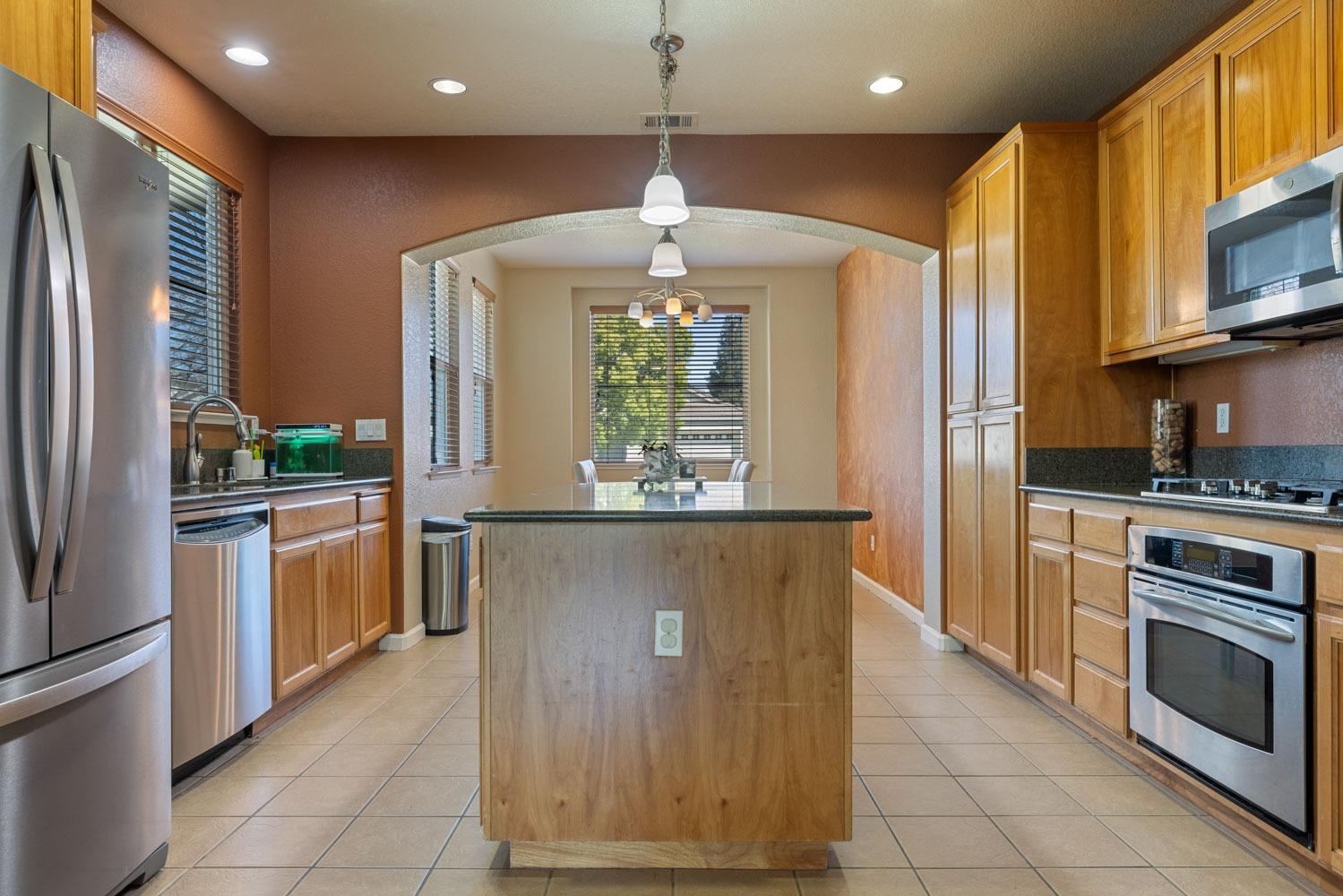 Detail Gallery Image 10 of 32 For 936 Heartland Dr, Manteca,  CA 95337 - 3 Beds | 2 Baths