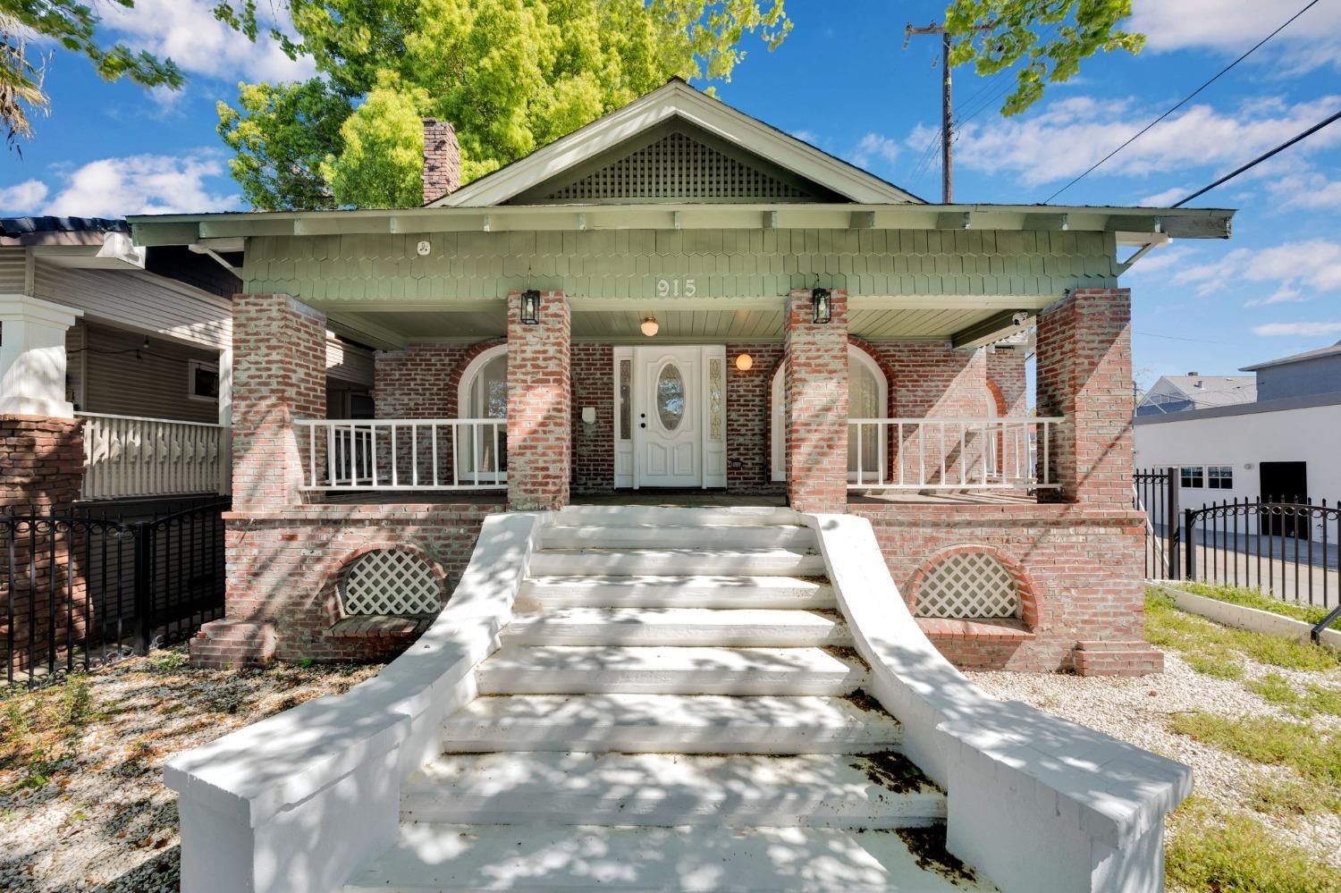 Detail Gallery Image 2 of 84 For 915 30th, Sacramento,  CA 95816 - 5 Beds | 2 Baths