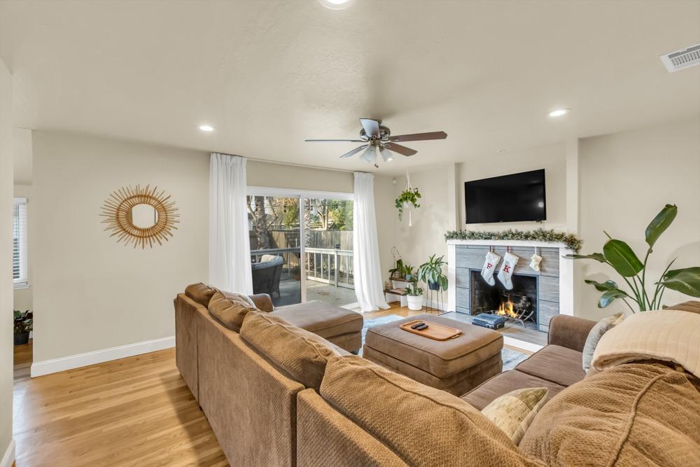 Detail Gallery Image 4 of 41 For 2121 50th Ave, Sacramento,  CA 95822 - 3 Beds | 2 Baths