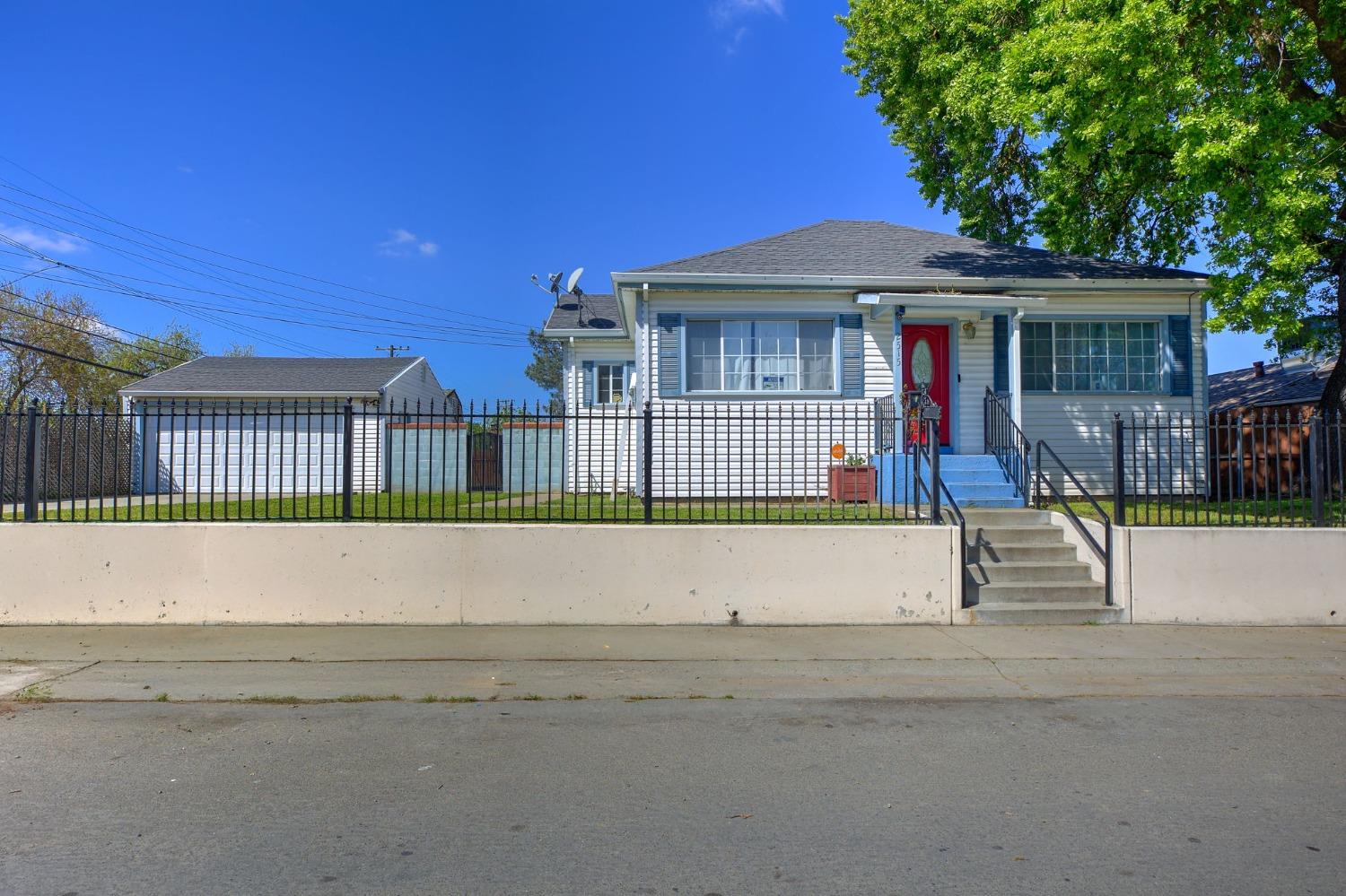 Detail Gallery Image 1 of 22 For 2515 Colfax St, Sacramento,  CA 95815 - 2 Beds | 1 Baths