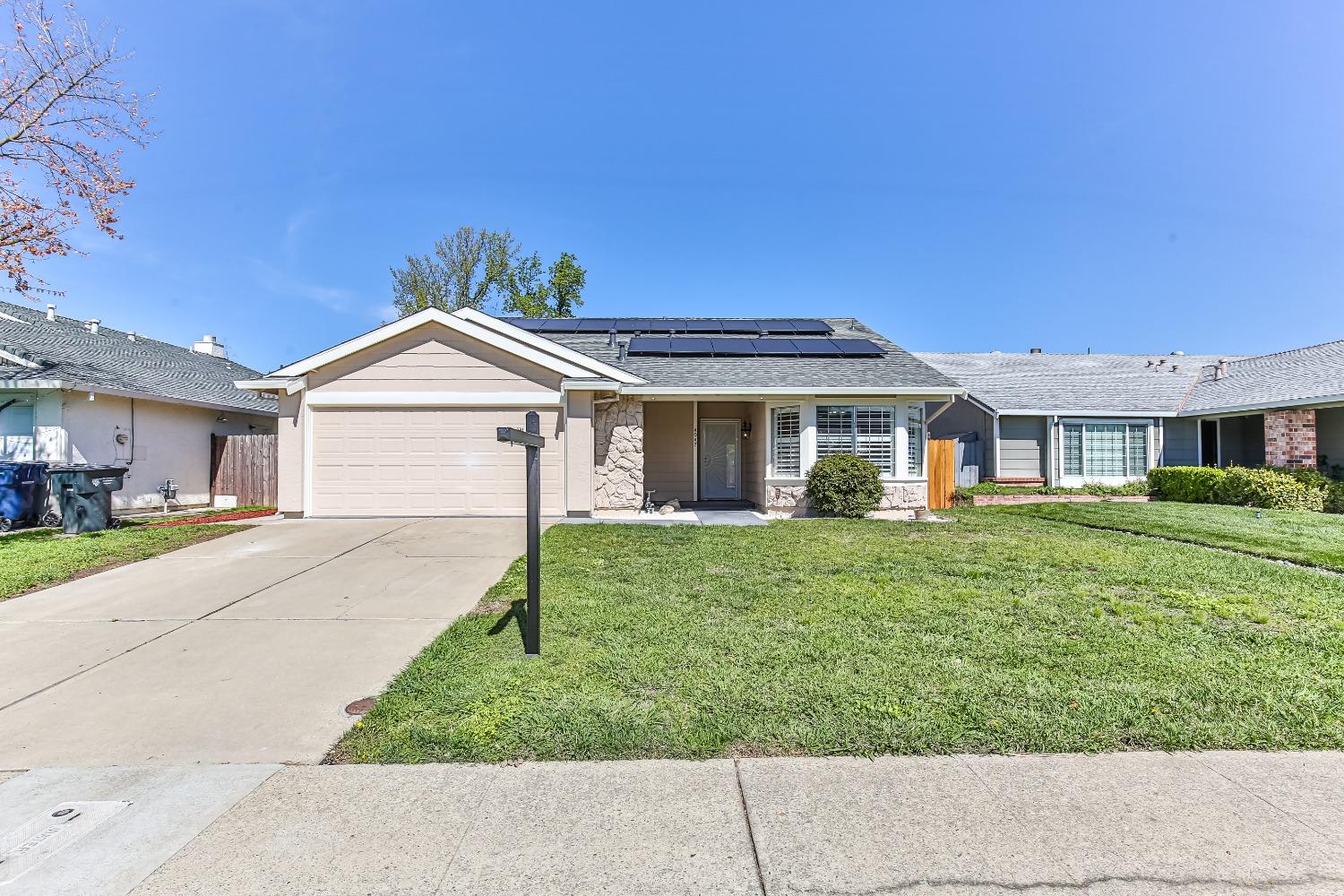Detail Gallery Image 1 of 1 For 4047 De La Vina Way, Sacramento,  CA 95823 - 3 Beds | 2 Baths