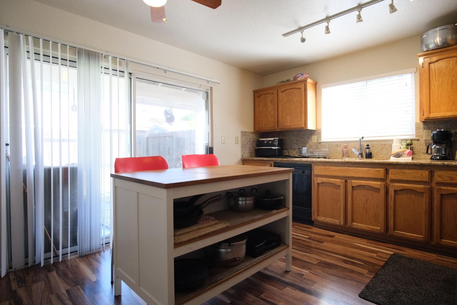 Detail Gallery Image 8 of 19 For 2284 Dry Creek Way, Stockton,  CA 95206 - 3 Beds | 2 Baths