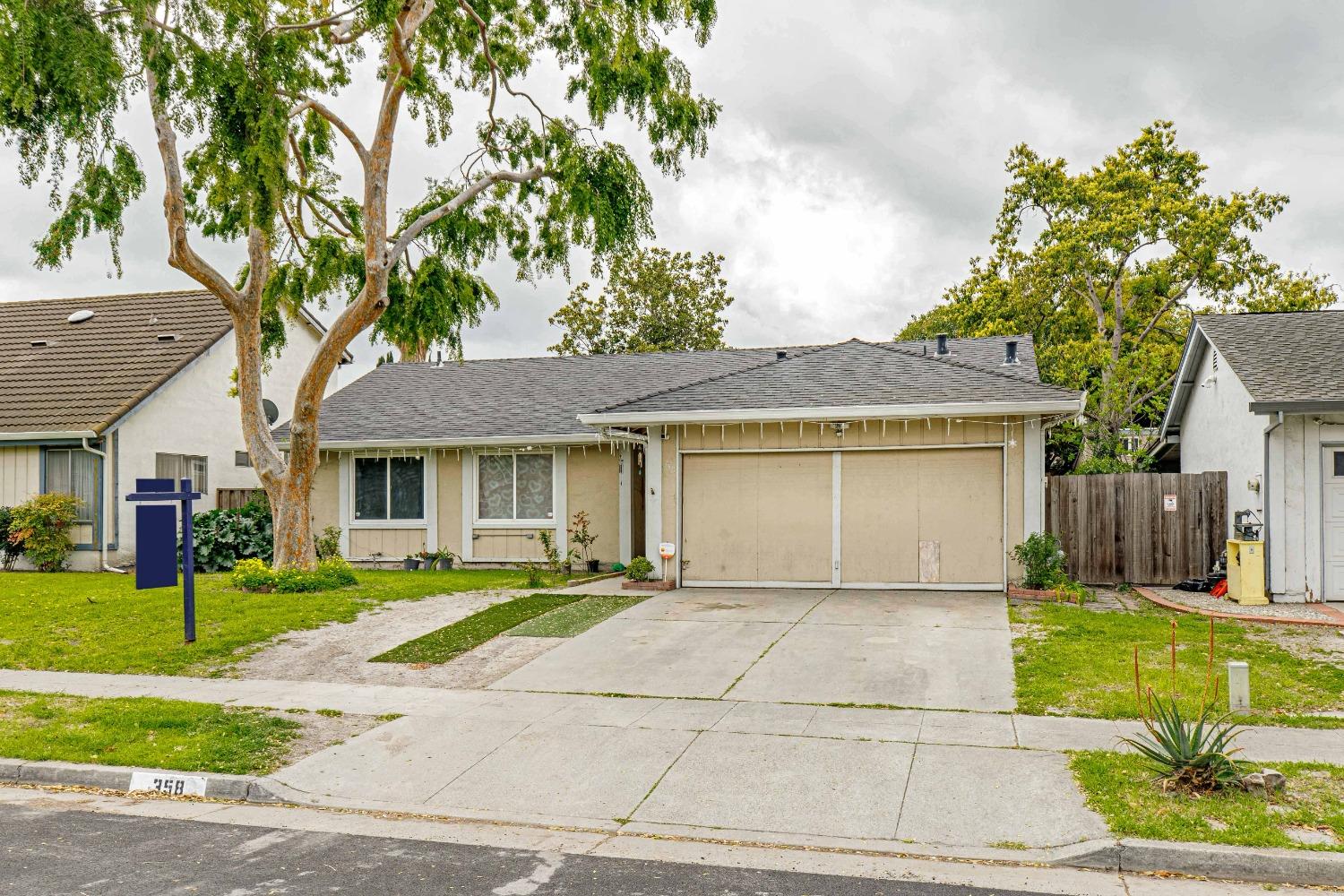 Detail Gallery Image 3 of 40 For 358 Conestoga Way, San Jose,  CA 95123 - 4 Beds | 2 Baths