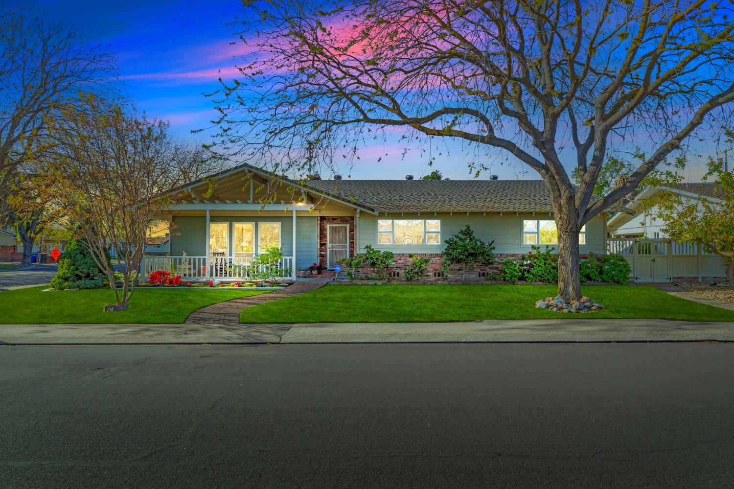 Detail Gallery Image 1 of 44 For 402 Northwood Dr, Modesto,  CA 95350 - 3 Beds | 2/1 Baths