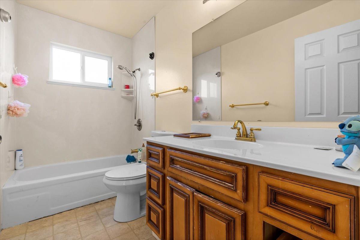 Detail Gallery Image 18 of 26 For 4307 Suzanne Dr, Pittsburg,  CA 94565 - 5 Beds | 3 Baths