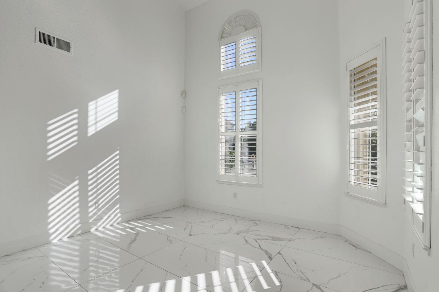 Detail Gallery Image 7 of 59 For 4322 Riverbank Ct, Stockton,  CA 95219 - 5 Beds | 3/1 Baths