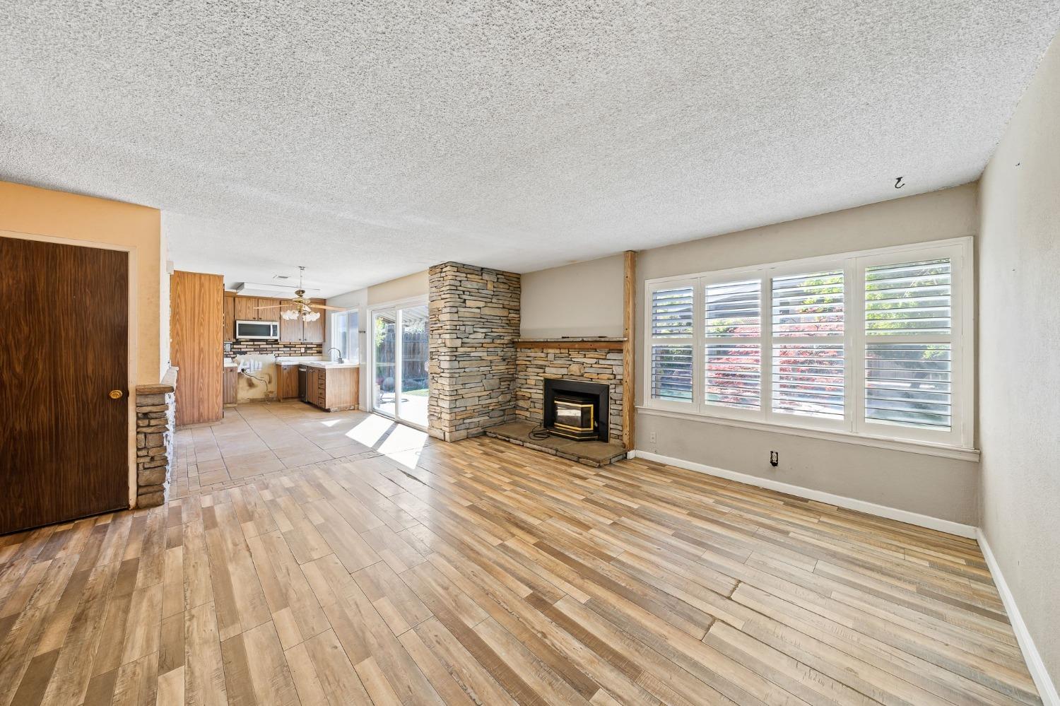 Detail Gallery Image 11 of 43 For 702 Erie Dr, Stockton,  CA 95210 - 4 Beds | 2 Baths