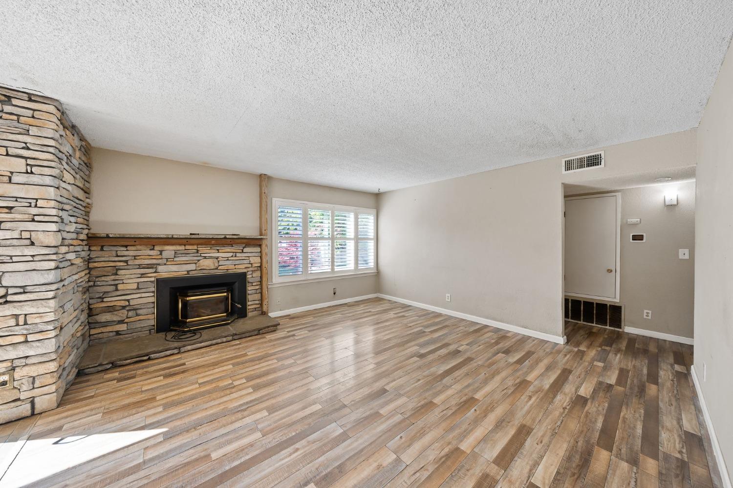 Detail Gallery Image 10 of 43 For 702 Erie Dr, Stockton,  CA 95210 - 4 Beds | 2 Baths
