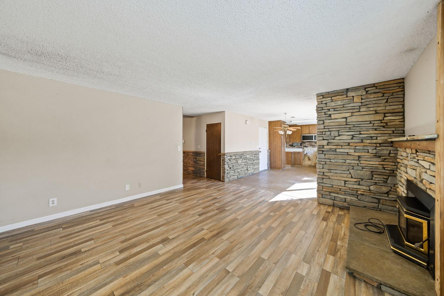 Detail Gallery Image 12 of 43 For 702 Erie Dr, Stockton,  CA 95210 - 4 Beds | 2 Baths