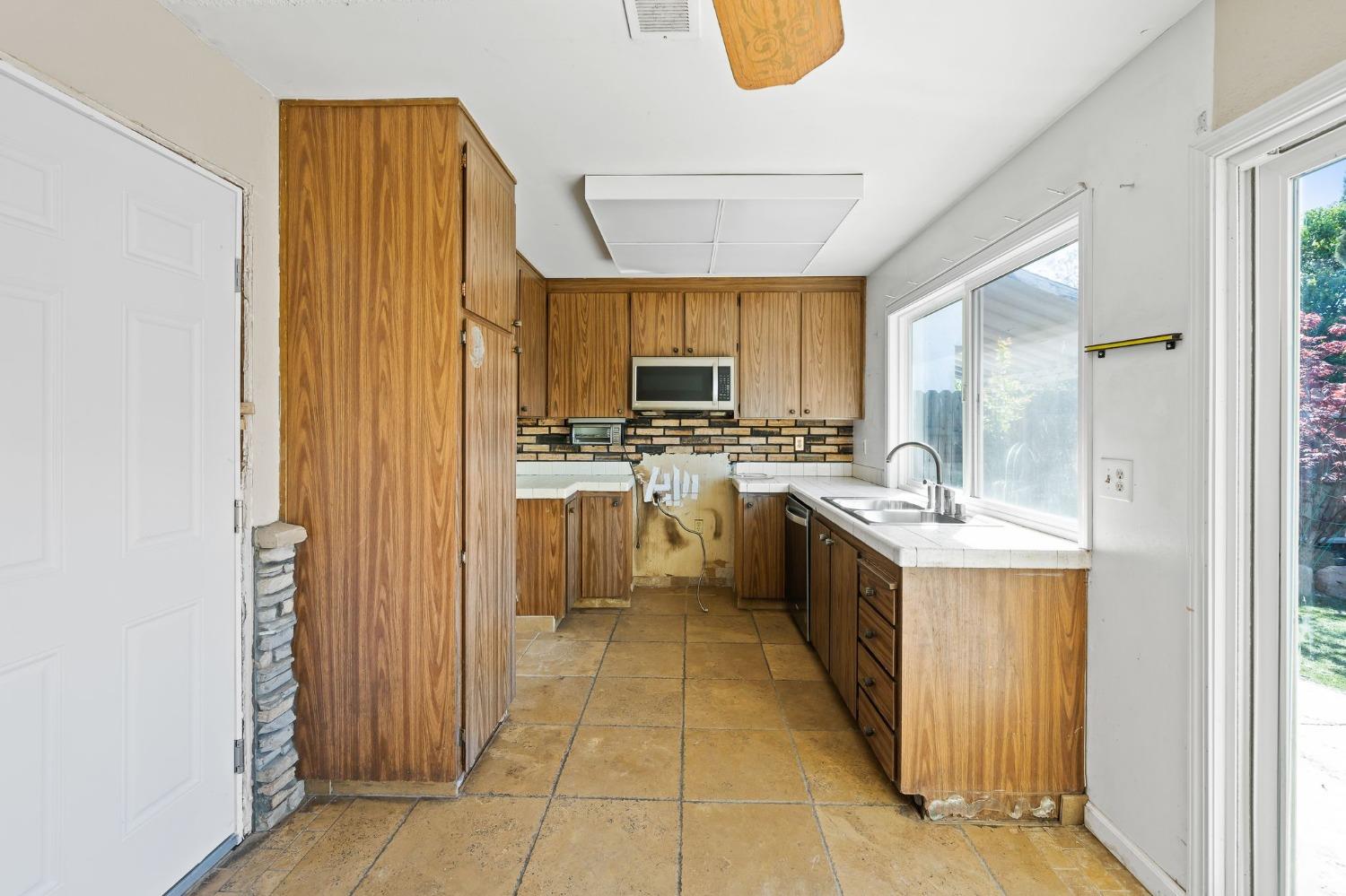 Detail Gallery Image 15 of 43 For 702 Erie Dr, Stockton,  CA 95210 - 4 Beds | 2 Baths