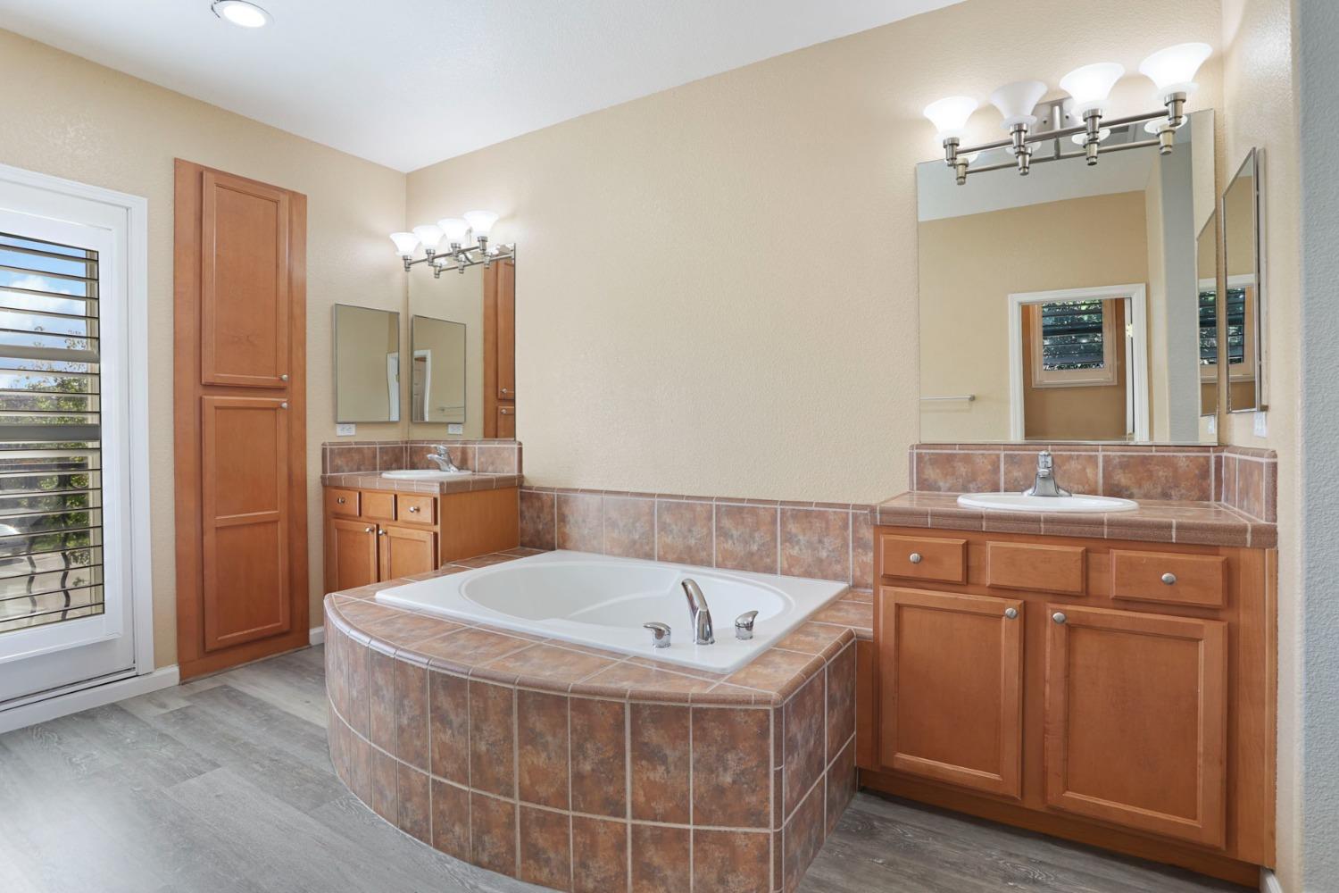 Detail Gallery Image 42 of 59 For 4322 Riverbank Ct, Stockton,  CA 95219 - 5 Beds | 3/1 Baths