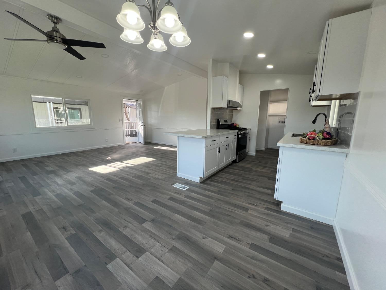 Detail Gallery Image 8 of 17 For 5901 Newbrook Cir 112, Riverbank,  CA 95367 - 3 Beds | 2 Baths