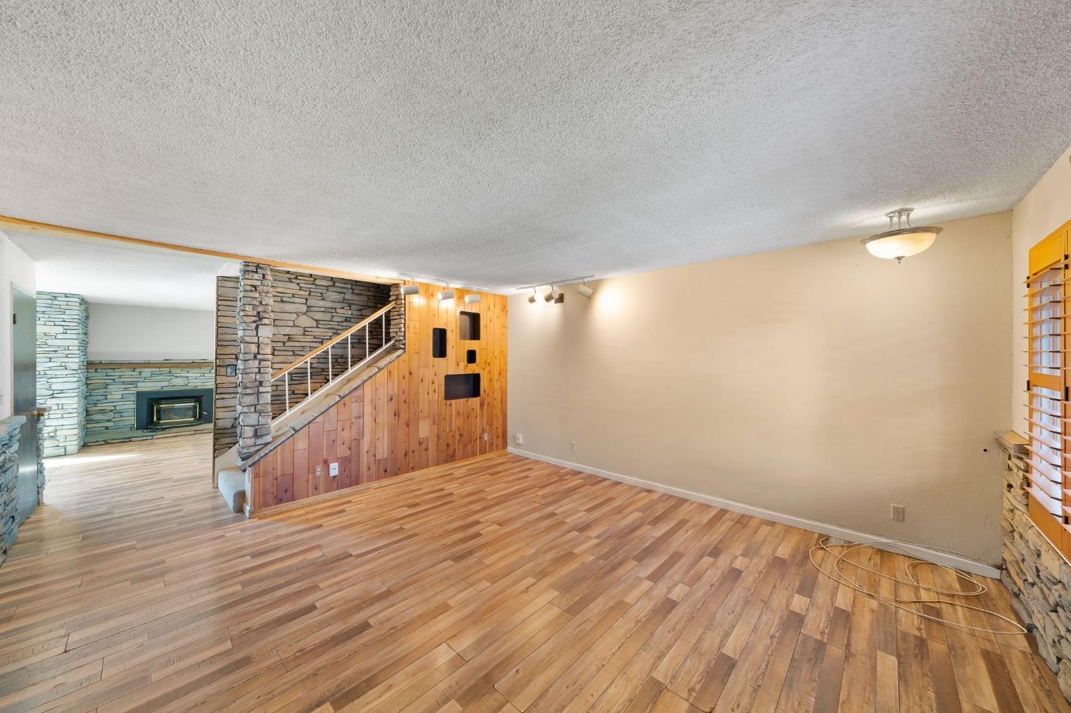 Detail Gallery Image 5 of 43 For 702 Erie Dr, Stockton,  CA 95210 - 4 Beds | 2 Baths