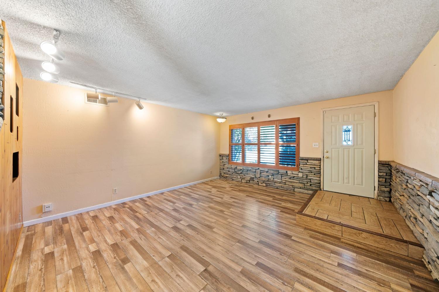Detail Gallery Image 8 of 43 For 702 Erie Dr, Stockton,  CA 95210 - 4 Beds | 2 Baths
