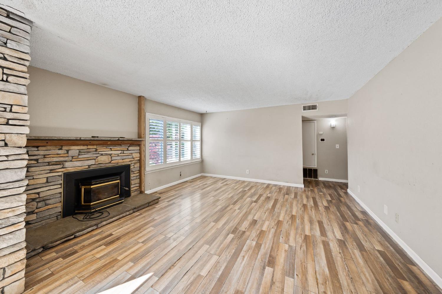Detail Gallery Image 13 of 43 For 702 Erie Dr, Stockton,  CA 95210 - 4 Beds | 2 Baths