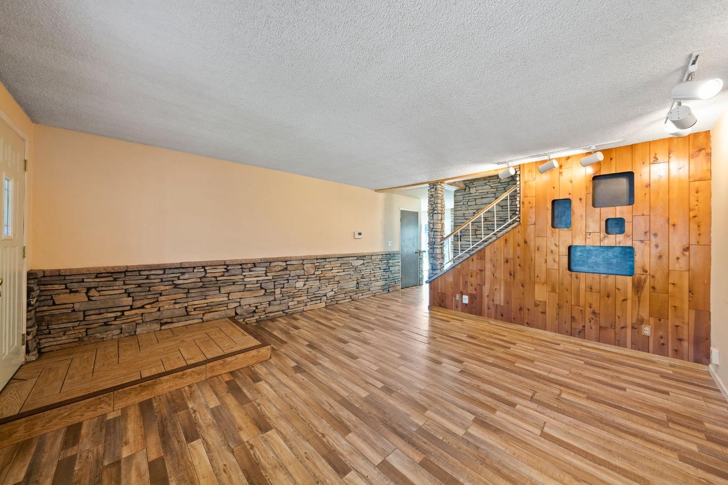 Detail Gallery Image 6 of 43 For 702 Erie Dr, Stockton,  CA 95210 - 4 Beds | 2 Baths