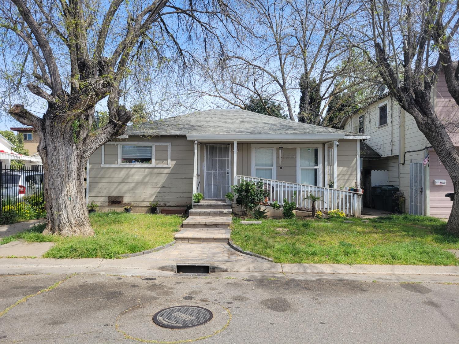 Detail Gallery Image 1 of 25 For 6023 Camellia Ln, Sacramento,  CA 95824 - – Beds | – Baths