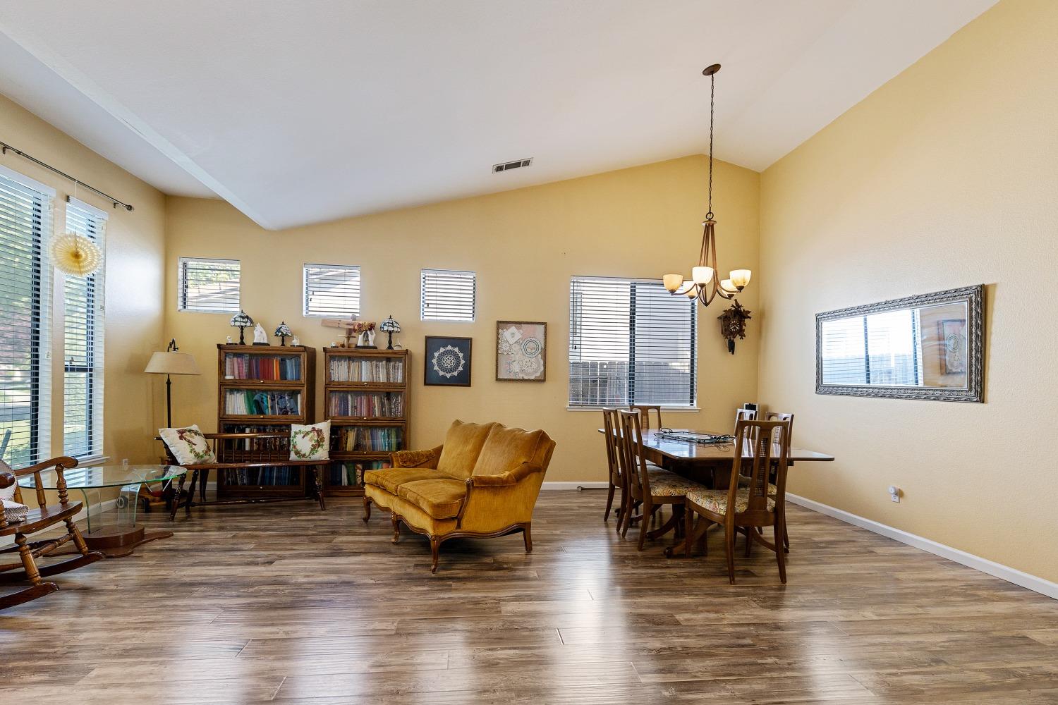 Detail Gallery Image 5 of 30 For 10434 Donner Ave, Stockton,  CA 95209 - 4 Beds | 2 Baths