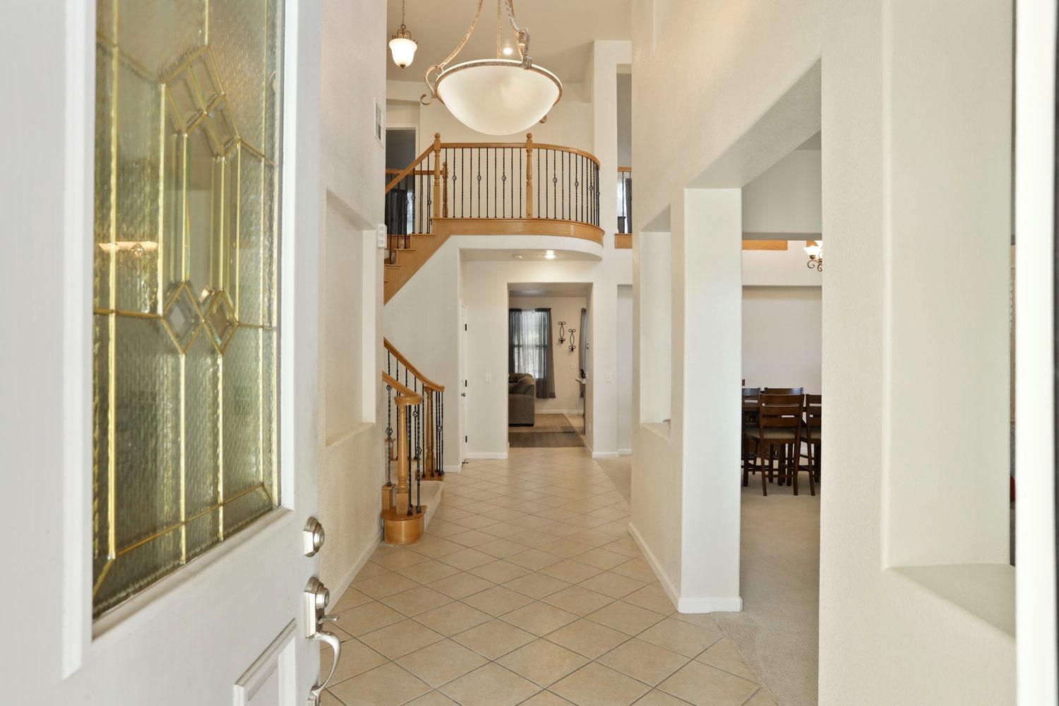 Detail Gallery Image 4 of 54 For 10831 Meadowmont Way, Stockton,  CA 95219 - 5 Beds | 3 Baths