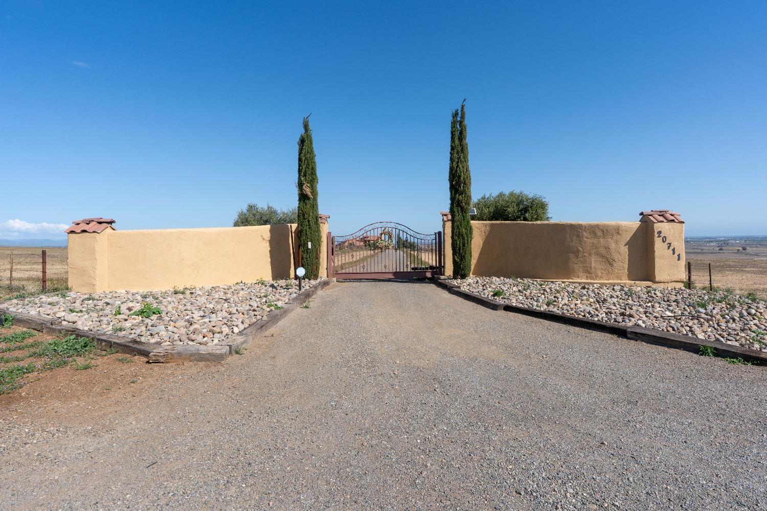 Detail Gallery Image 6 of 99 For 20711 Canyon Rd, Los Banos,  CA 93635 - 4 Beds | 3/1 Baths