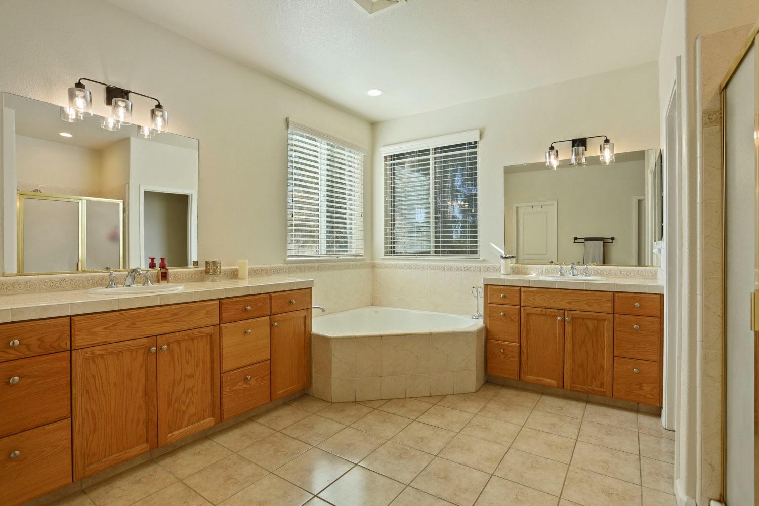 Detail Gallery Image 35 of 54 For 10831 Meadowmont Way, Stockton,  CA 95219 - 5 Beds | 3 Baths