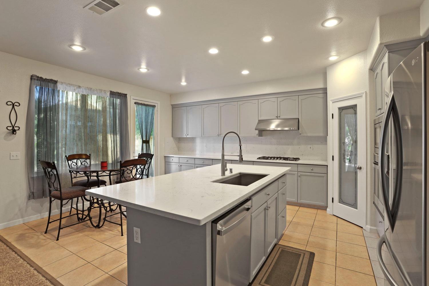 Detail Gallery Image 13 of 54 For 10831 Meadowmont Way, Stockton,  CA 95219 - 5 Beds | 3 Baths