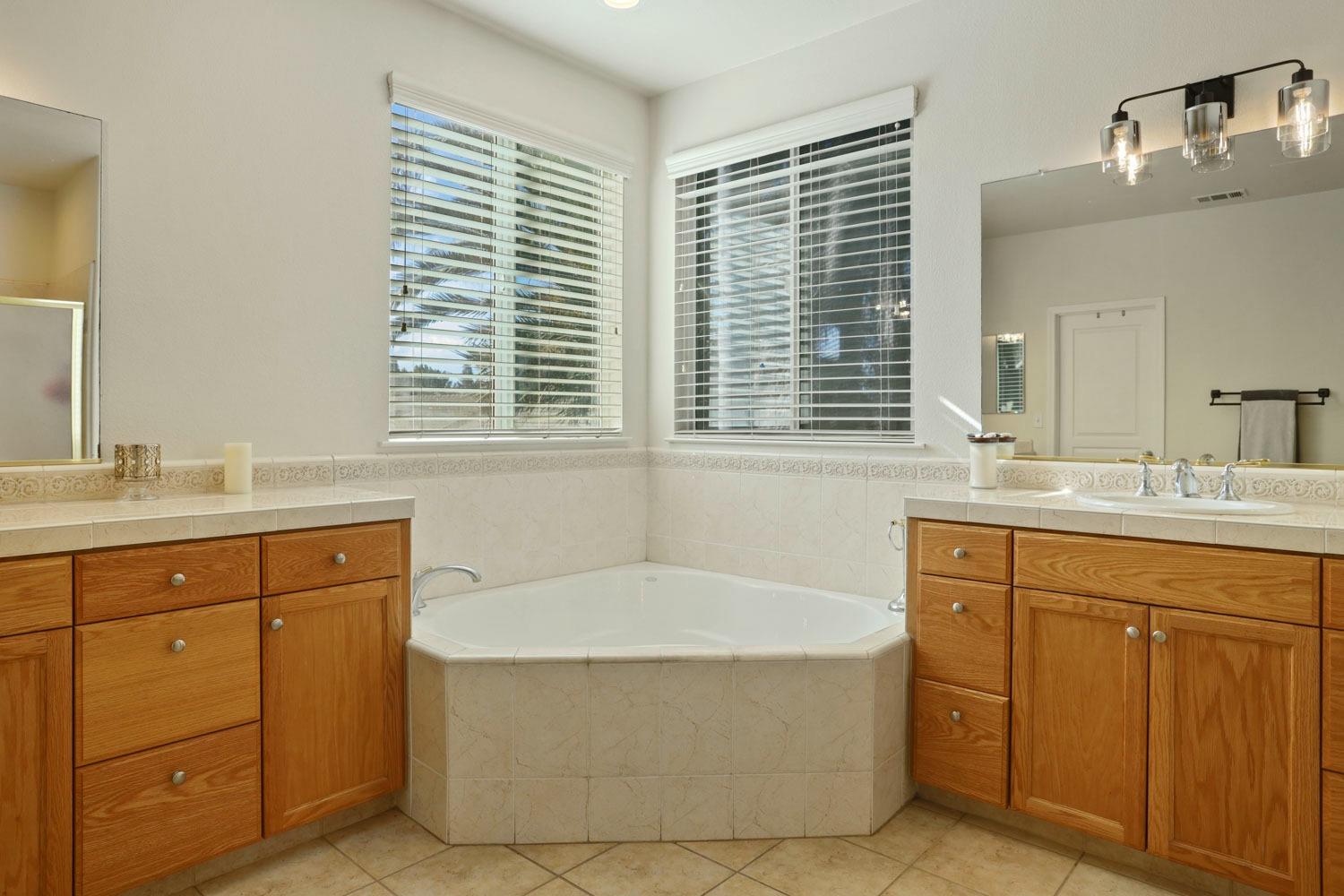 Detail Gallery Image 33 of 54 For 10831 Meadowmont Way, Stockton,  CA 95219 - 5 Beds | 3 Baths