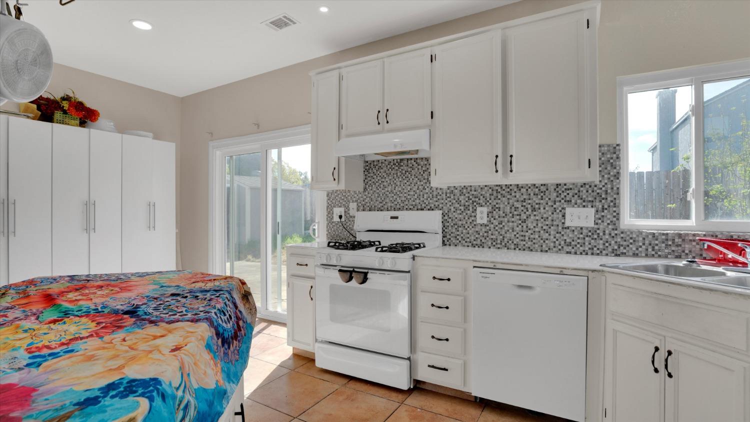 Detail Gallery Image 13 of 23 For 2033 Middle River Dr, Stockton,  CA 95206 - 4 Beds | 3 Baths