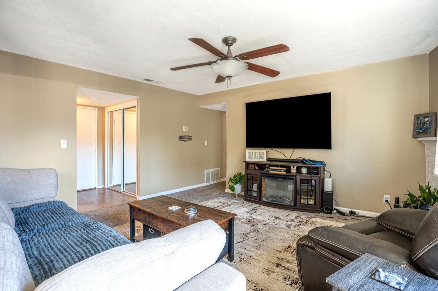 Detail Gallery Image 5 of 28 For 9443 Fort Worth Way, Sacramento,  CA 95827 - 3 Beds | 2 Baths