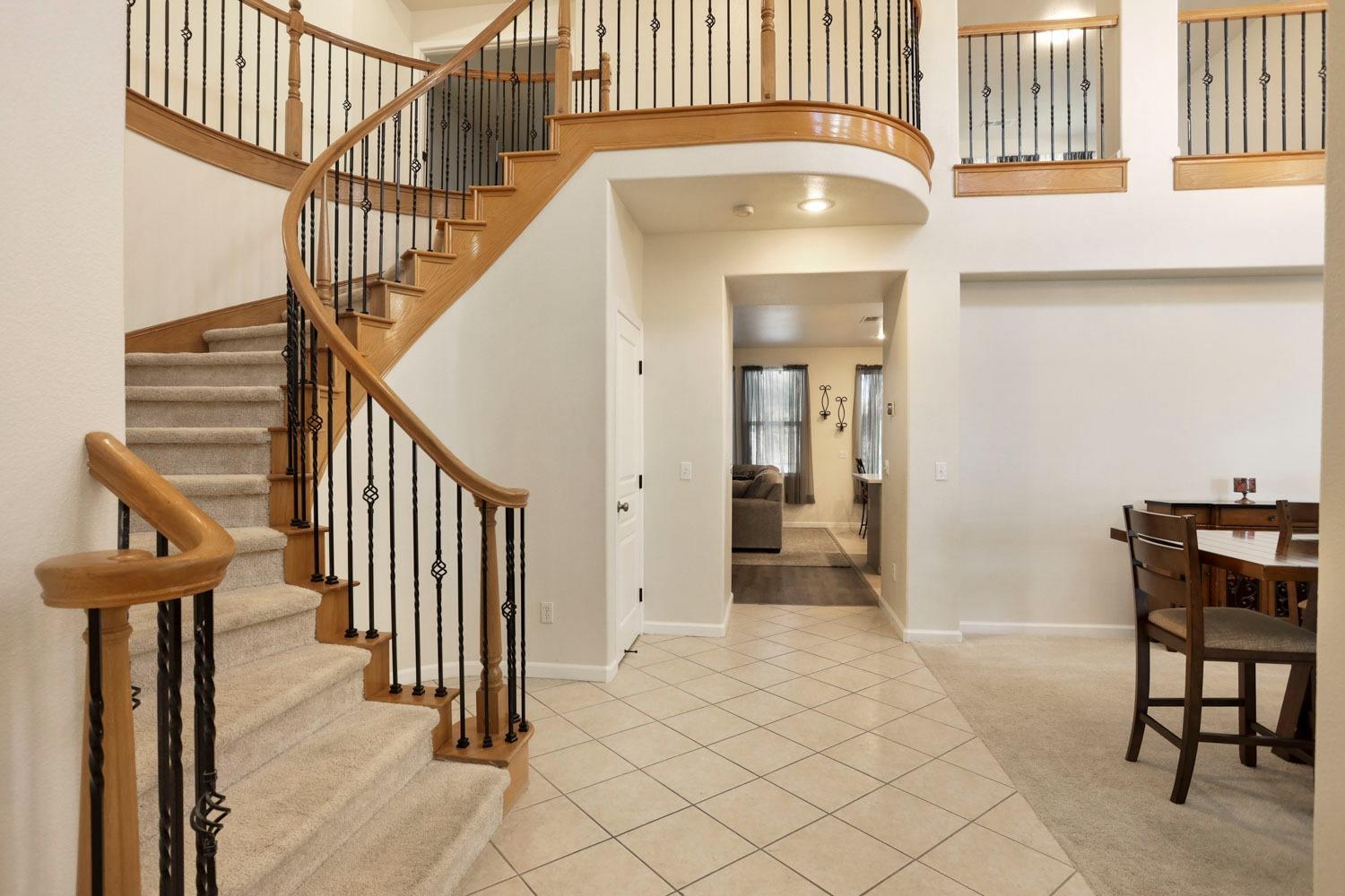 Detail Gallery Image 10 of 54 For 10831 Meadowmont Way, Stockton,  CA 95219 - 5 Beds | 3 Baths