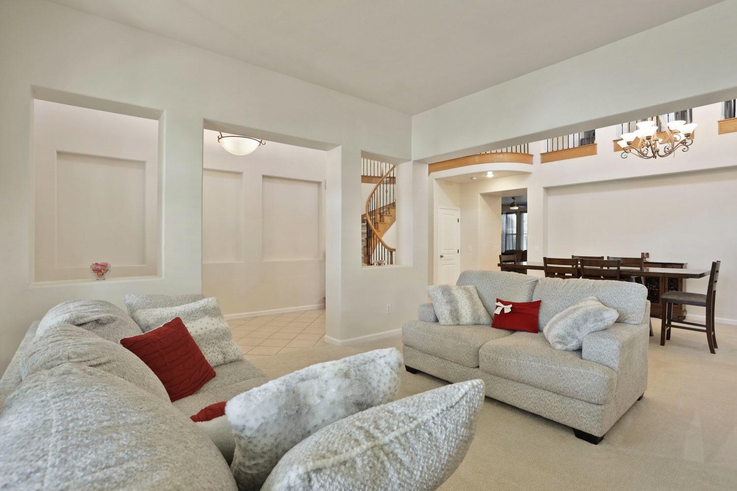 Detail Gallery Image 8 of 54 For 10831 Meadowmont Way, Stockton,  CA 95219 - 5 Beds | 3 Baths