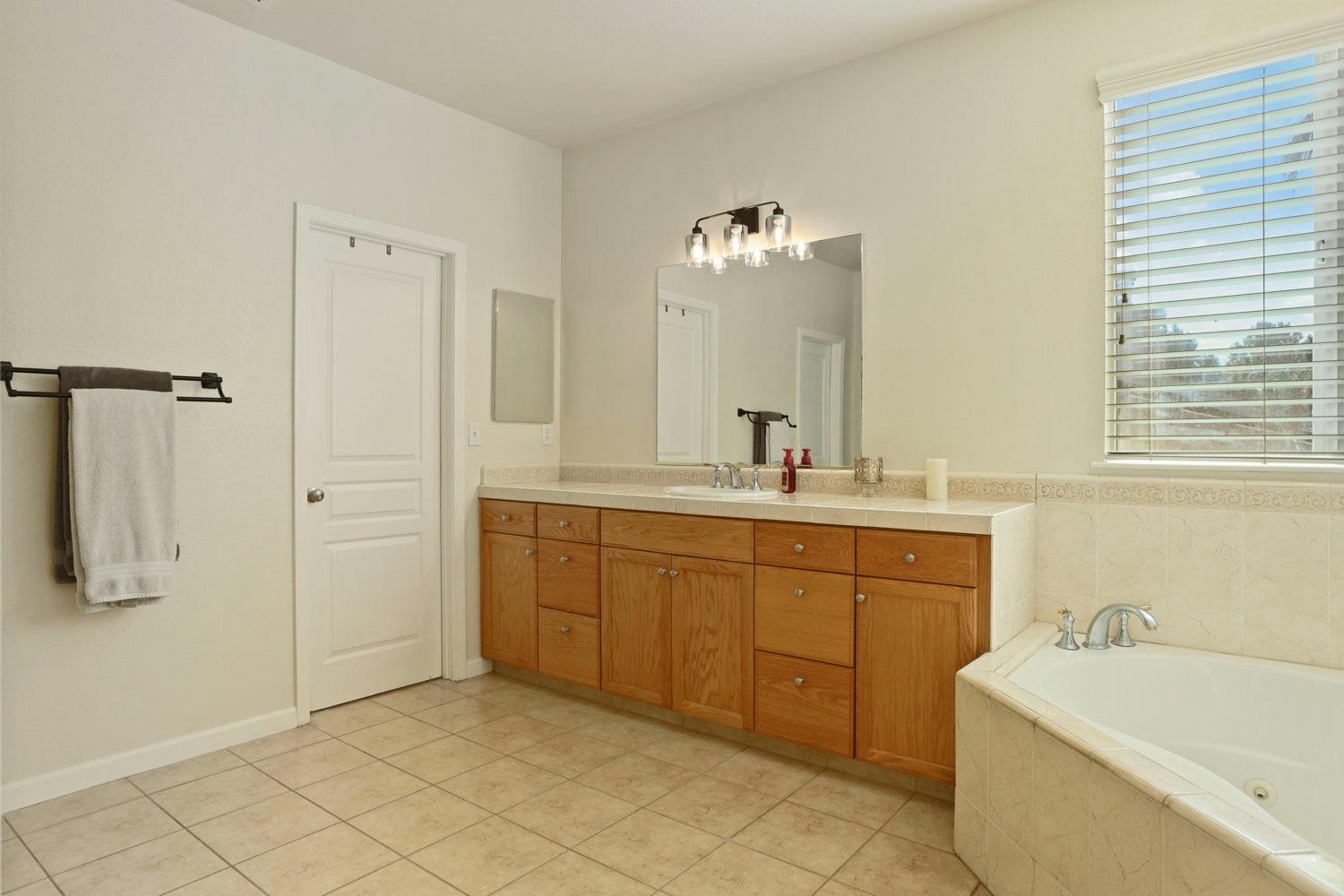 Detail Gallery Image 34 of 54 For 10831 Meadowmont Way, Stockton,  CA 95219 - 5 Beds | 3 Baths